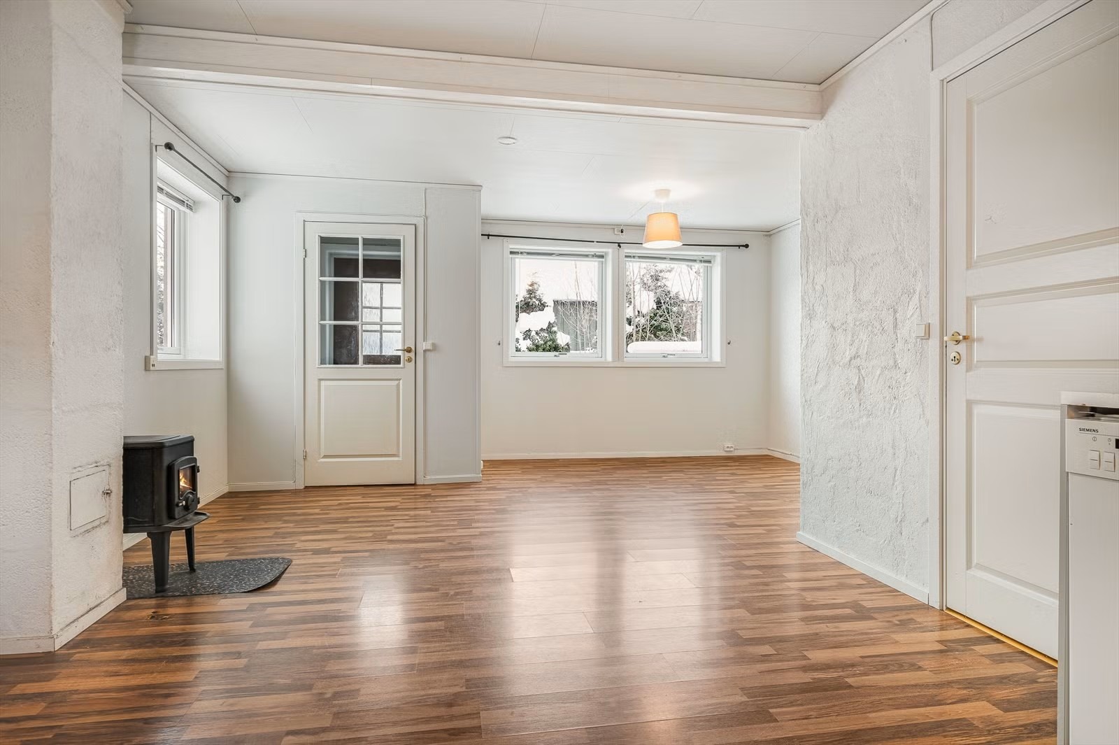 Stue med vedovn fra kjøkken